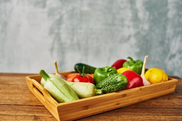 Foto frutta e verdura su tavolo da taglio