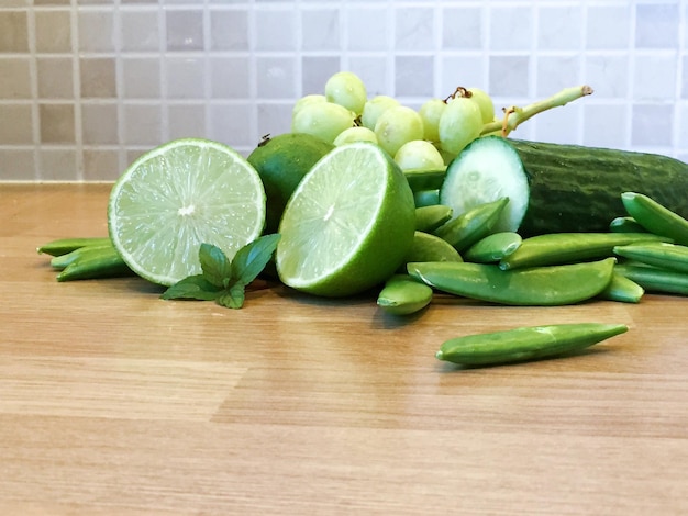 キッチンカウンターのフルーツと野菜