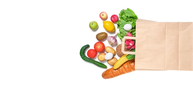 흰색 배경에 종이 식료품 가방에 과일 야채와 제품