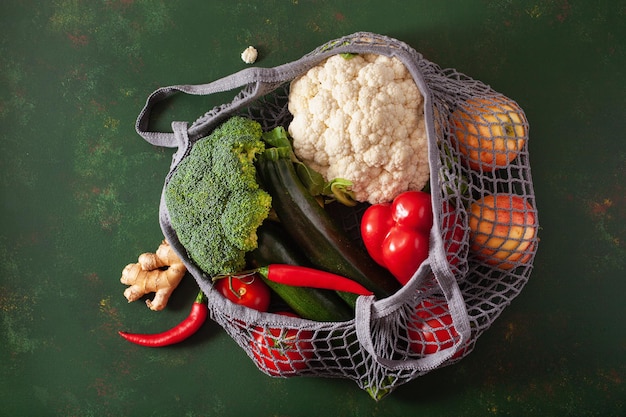 Foto frutta e verdura in sacchetti di cotone a maglia riutilizzabili concetto di zero rifiuti senza plastica