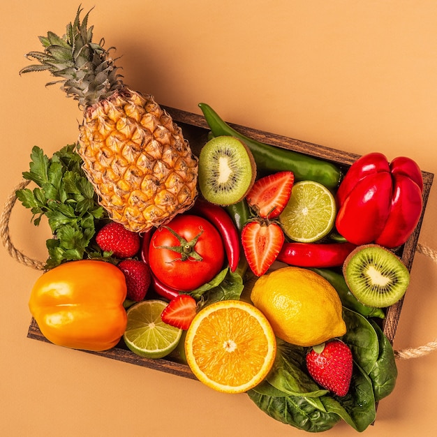 Frutta e verdura ricche di vitamina c in scatola. mangiare sano. vista dall'alto