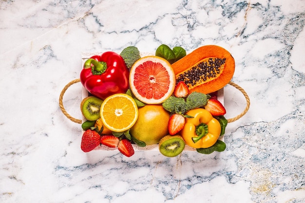 비타민 C가 풍부한 과일과 채소 상자 건강한 식생활