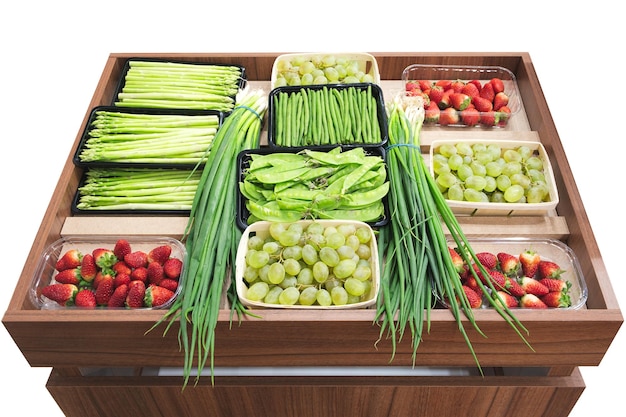 Фрукты и овощи на витрине в супермаркете