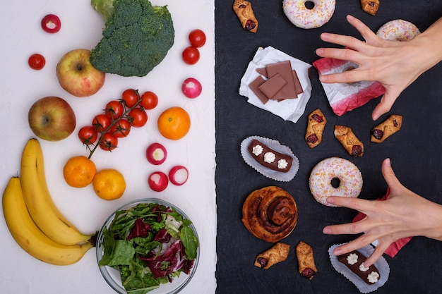 Foto frutta e verdura vs ciambelle, dolci e hamburger