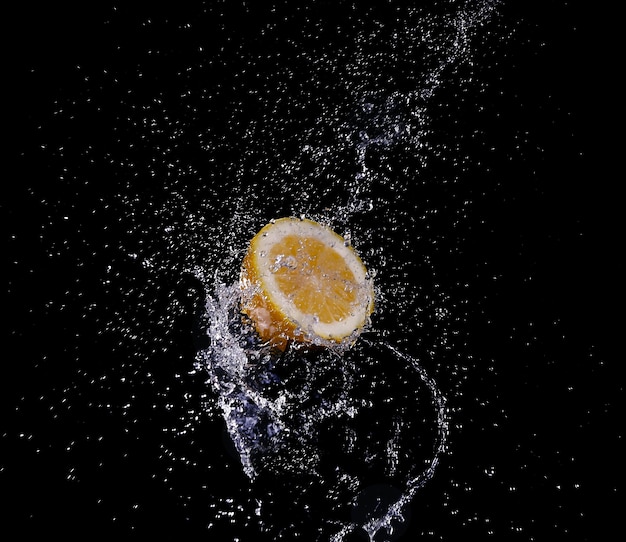 물 레몬에 과일