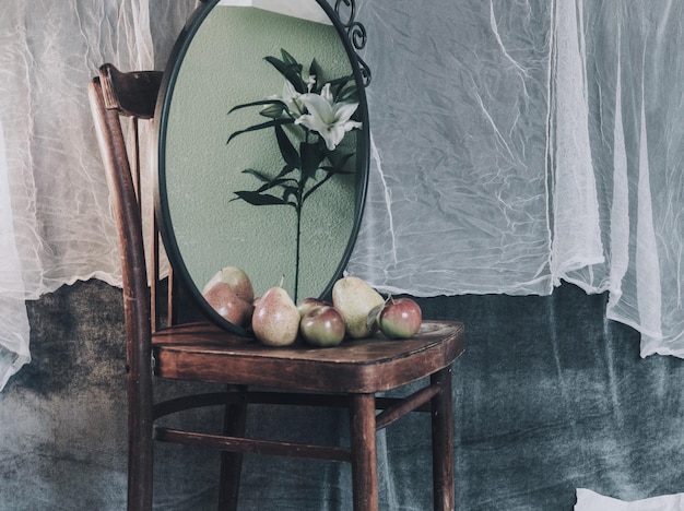 Photo fruits with mirror on table