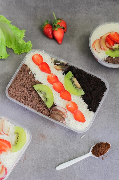 Fruitsalade gegarneerd met kaas chocolade gesneden aardbeien en kiwi Gezonde voeding en geschikt voor dieet