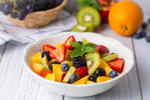 Fruitsalade gemaakt van zomerfruit