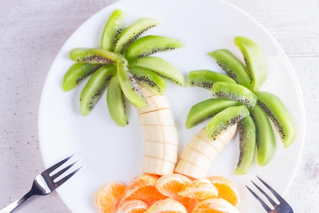 Fruitsalade in de vorm van tropische plams