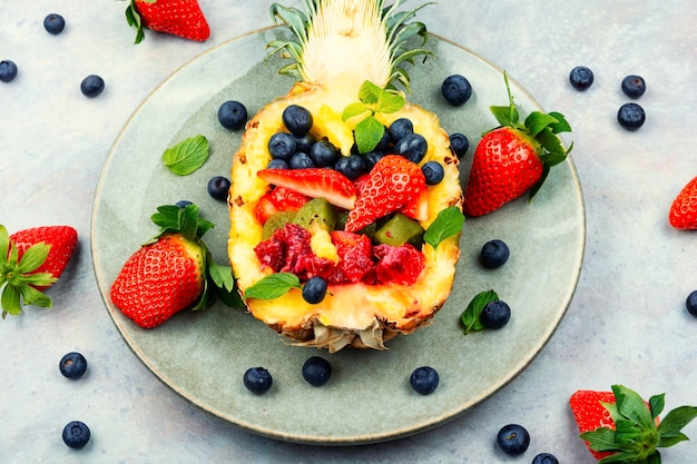 Fruitsalade in een halve ananas