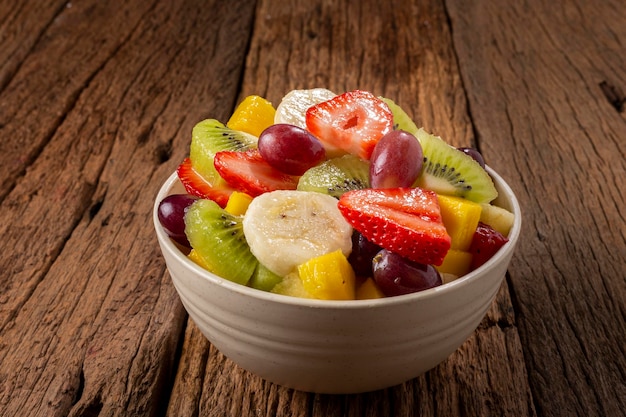 Fruitsalade in schaal op tafel