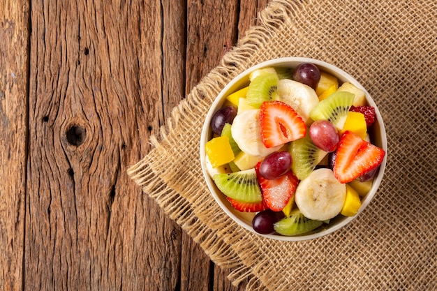 Fruitsalade in schaal op tafel