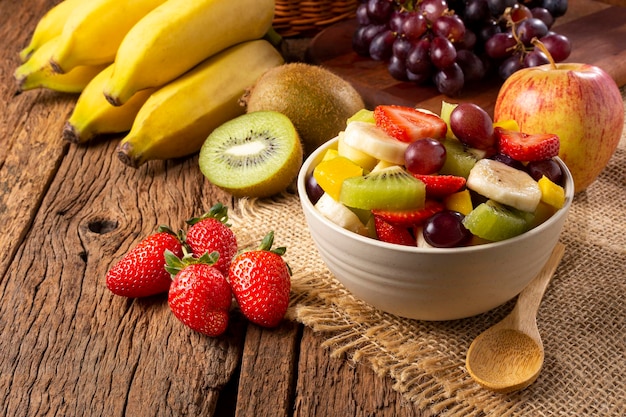 Fruitsalade in schaal op tafel