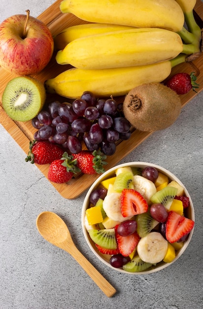 Fruitsalade in schaal op tafel