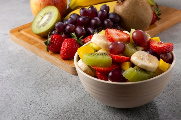 Fruitsalade in schaal op tafel