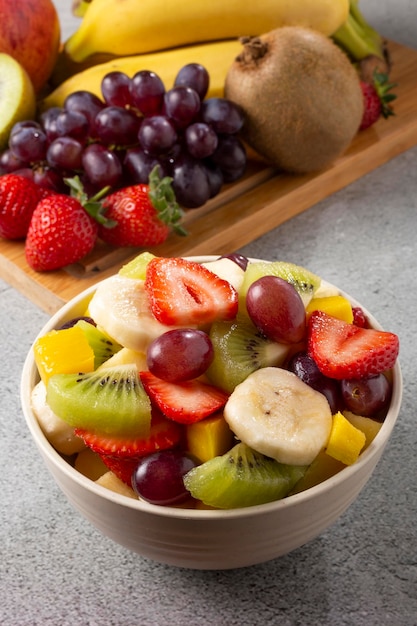 Fruitsalade in schaal op tafel