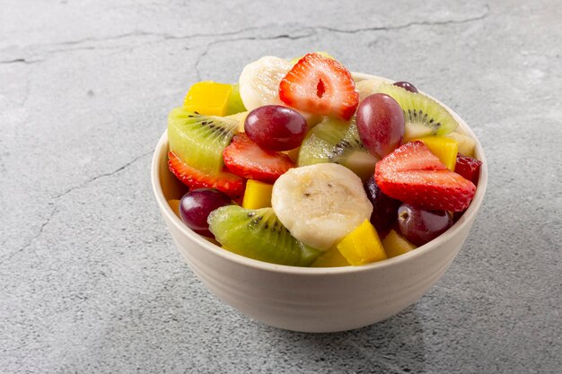 Fruitsalade in schaal op tafel