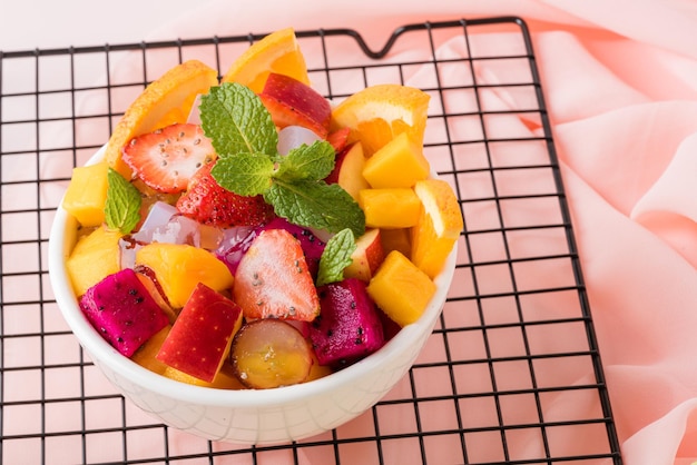 Fruitsalade is een gerecht bestaande uit verschillende soorten fruit Fruitsalade kan als voorgerecht geserveerd worden