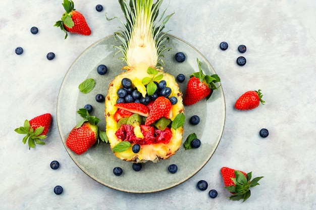 Fruitsalade maken in ananas