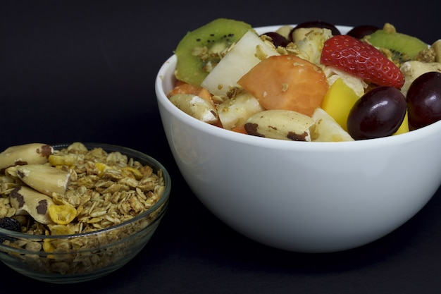 Fruitsalade met kastanjes en granola in een bowl