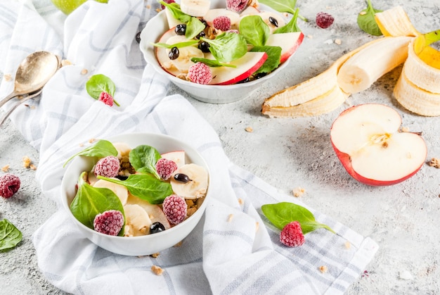 Fruitsalade met spinazie en granola