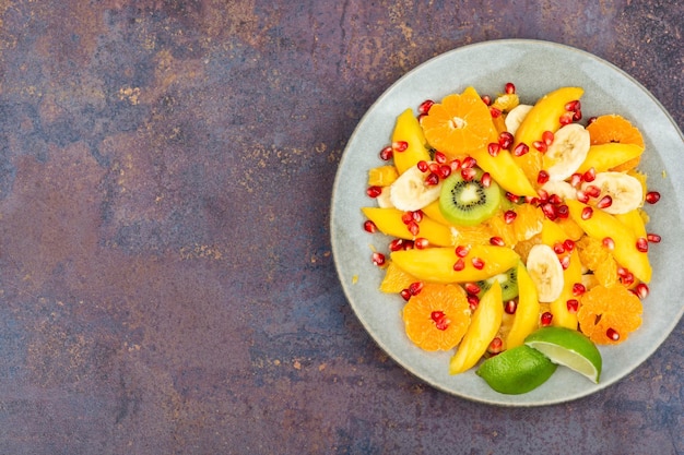 Fruitsalade van citrusvruchten en bessen