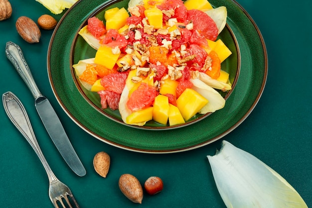 Fruitsalade van citruswitloof en noten