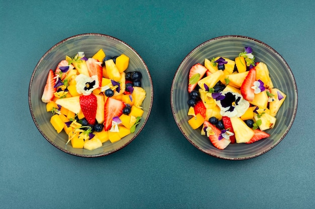 Fruitsalade versierd met bloemen