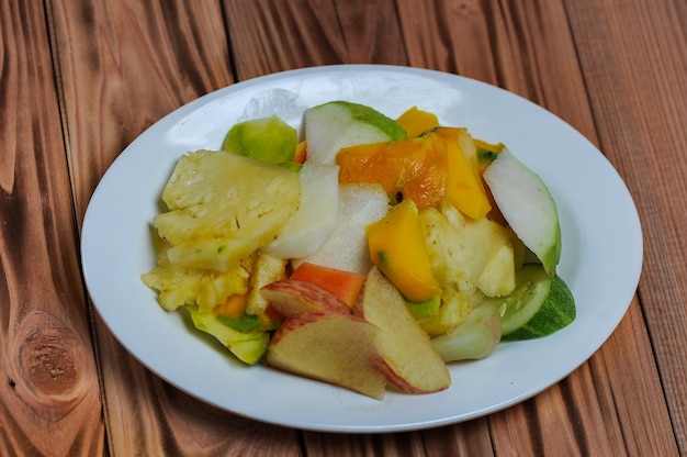 Fruitsalade zoetzuur pittig en fris Fruit met pittige chilipasta Indonesische fruitsalade