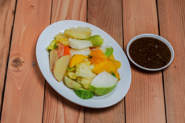 Fruitsalade zoetzuur pittig en fris Fruit met pittige chilipasta Indonesische fruitsalade