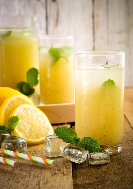 Fruitsap in glazen met citroensnijden op tafel