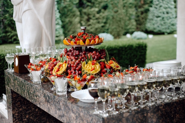 Fruitschaal op tafel voor feest