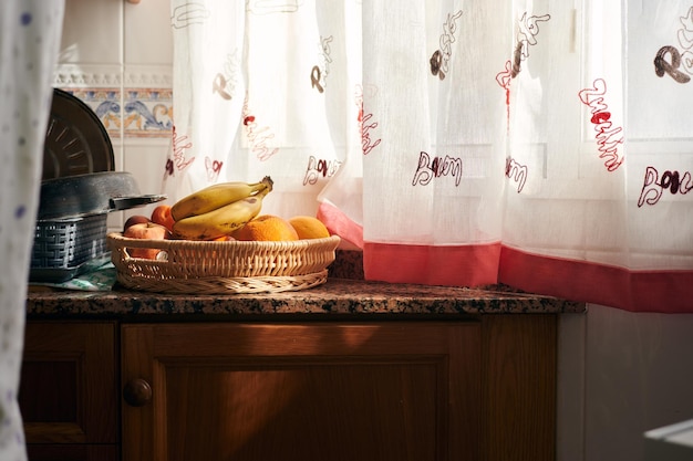 Fruitschaal verlicht door het ochtendlicht in de keuken