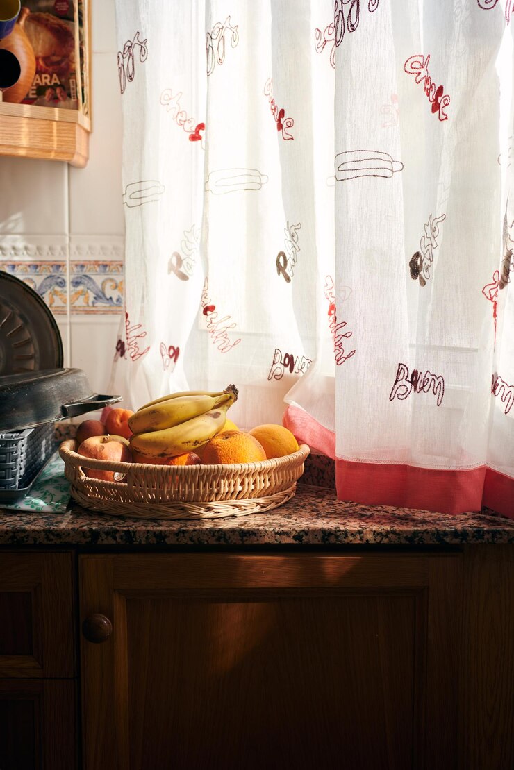 Fruitschaal verlicht door het ochtendlicht in de keuken