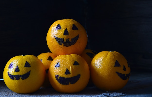 Fruitsinaasappel op achtergrond wordt geïsoleerd die. Concept Halloween.