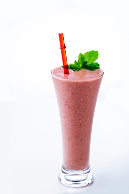 Fruitsmoothie op witte achtergrond.