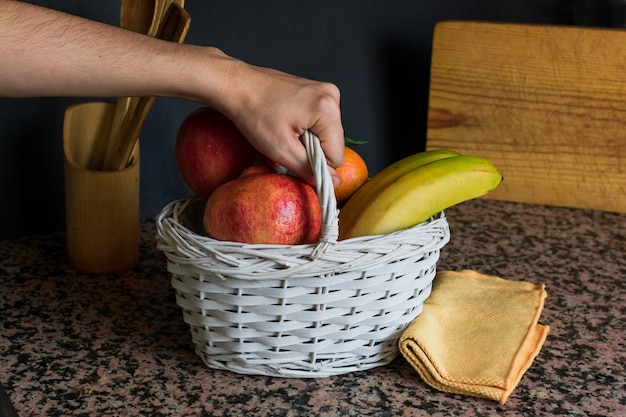 Foto fruitstilleven met een witte mand