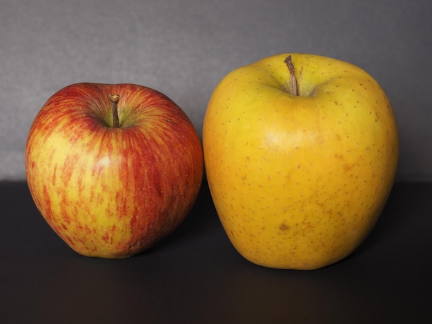 Fruitvoer voor gele en rode appel