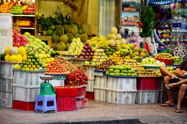 Fruitwinkel of groentewinkel op straat te koop in de buurt van Ben Thanh Market op 24 januari 2016 in Ho Chi Minh Vietnam