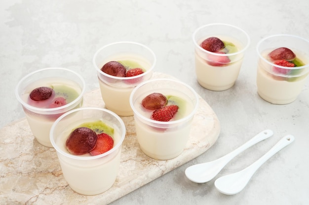 프루티 밀크 푸딩, 달콤한 바닐라 실크 푸딩 디저트로 딸기, 포도, 키위 과일 토핑
