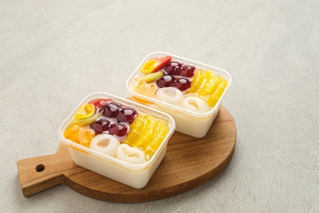 Fruity Milk Pudding, zoet vanille-zijdepuddingdessert met fruit-topping