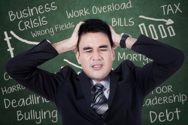 Photo frustrated asian businessman having problems