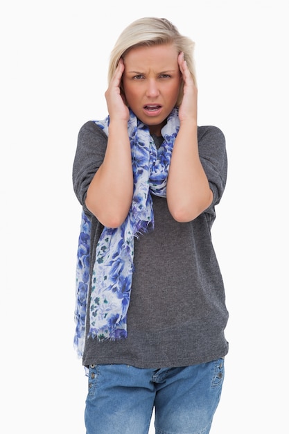 Photo frustrated blonde looking at camera