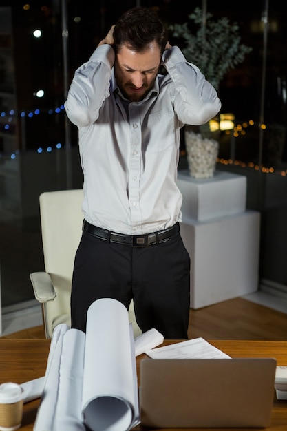 Foto uomo d'affari frustrato che lavora nell'ufficio