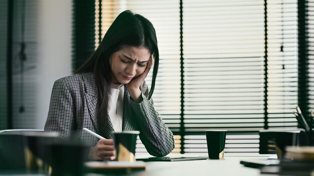 Разочарованная деловая женщина устала и напряжена из-за работы Концепция стрессовой жизни и сроков