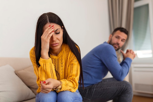 Coppia frustrata che litiga e ha problemi di matrimonio coppie che stanno litigando deluso nell'amore concetto di divorzio coppia che non si parla