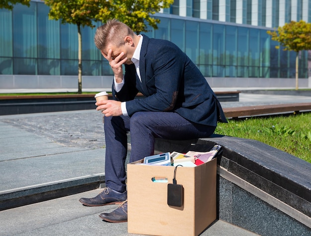 Foto un uomo frustrato ha appena perso il lavoro