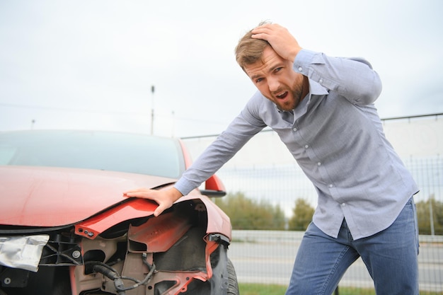 壊れた車のそばにいた不機嫌な男が私の頭をつかみました 損傷が深刻であることに気づいて 車は修理不可能です