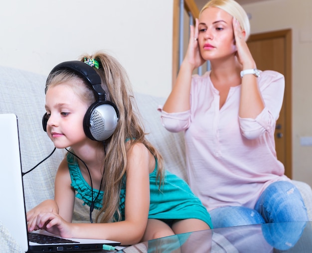 Foto donna frustrata che cattura sua figlia