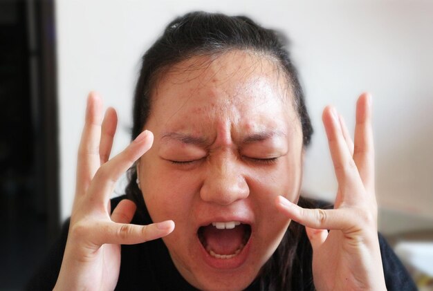 Foto donna frustrata che urla a casa